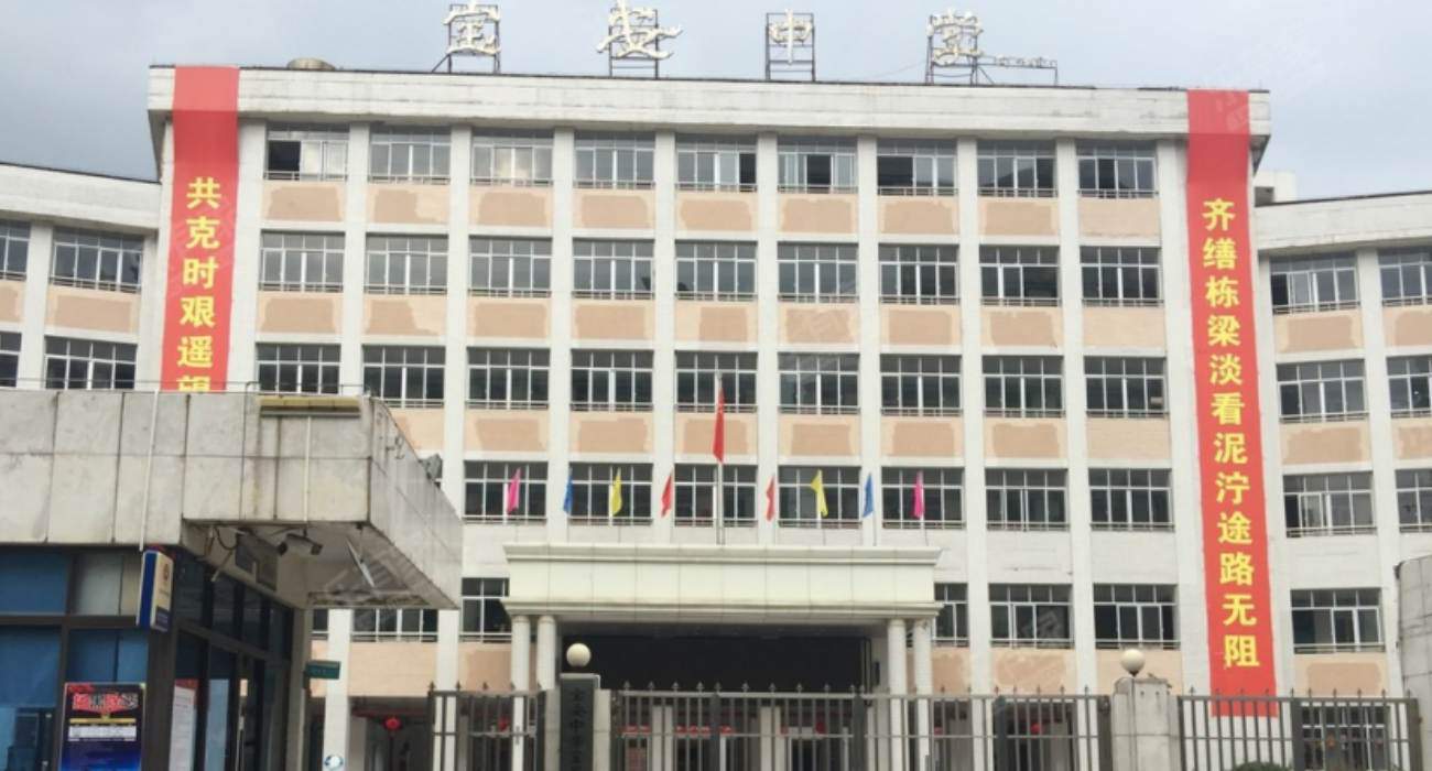 深圳宝安中学女老师 杨柳影 错发自拍到微信家长群 激情视频流出