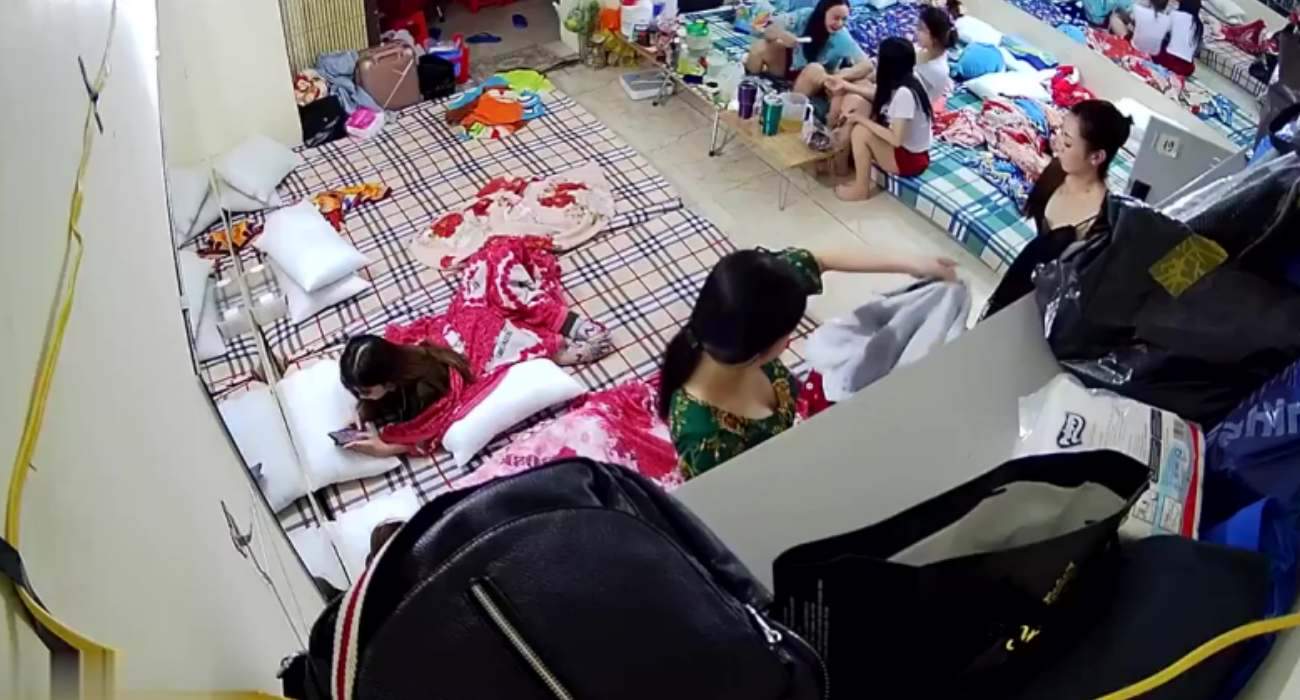 原来公主住的不是城堡而是鸡窝各色越南妹全裸更衣擦乳霜 公主集体宿舍摄像头泄密