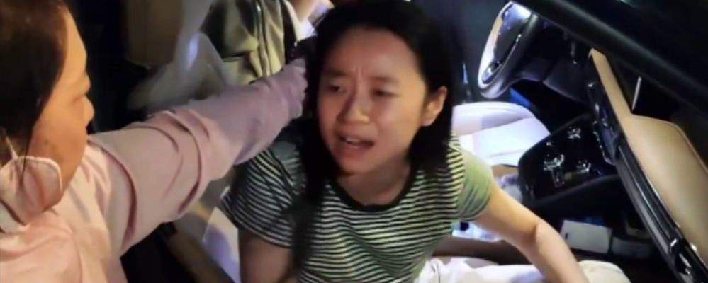 女人擦枪走火  干柴遇烈火  孩子才两个月大仙女就与林肯车主搞破鞋视频曝光