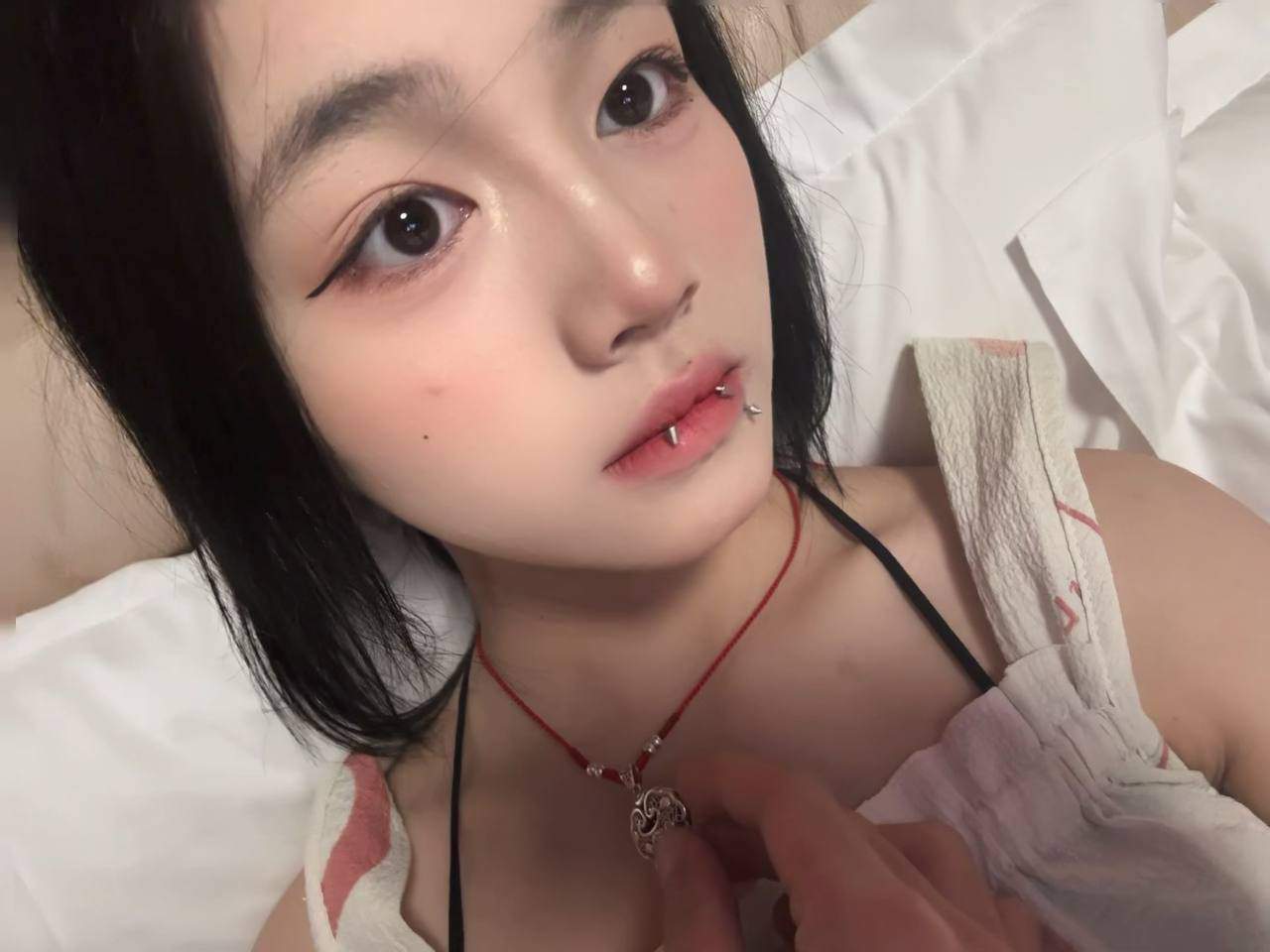 丝袜高跟骚态勾魂 高潮喷水水漫金山 湖南师范大学吴季晨淫秽视频曝光