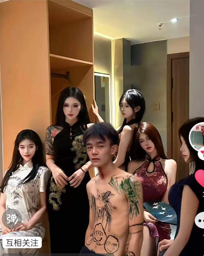 抖音网红周二磊露屌事件揭秘 被老妈当作精神病导致人性失格 刀砍牛子炫富视频遭全网疯传