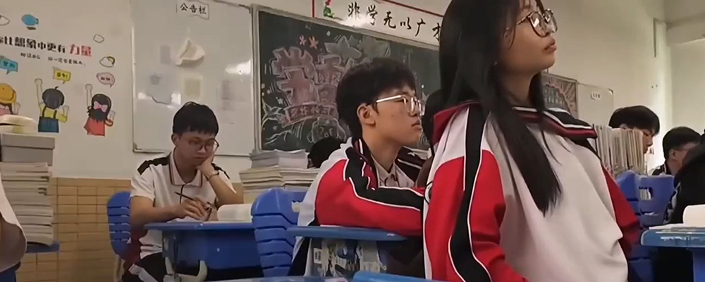 瓦学弟上课期间摸妈妈的胸 小纸条内容炸裂 被旁边同学拿大疆全程录像