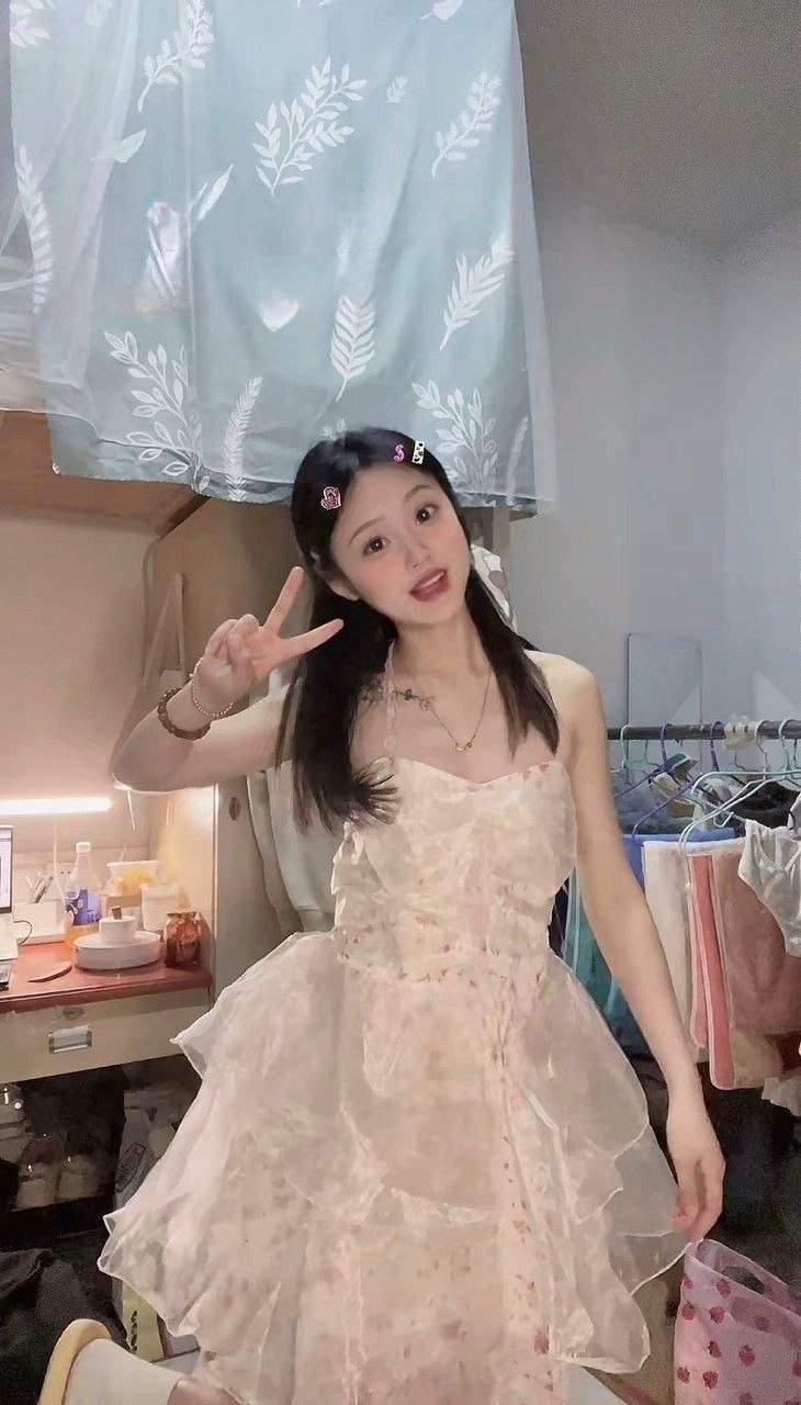 湖南大学甜美学生妹陈琦淑沦为母狗 露脸3P舔脚淋尿毒龙伺候沉迷性虐视频曝光