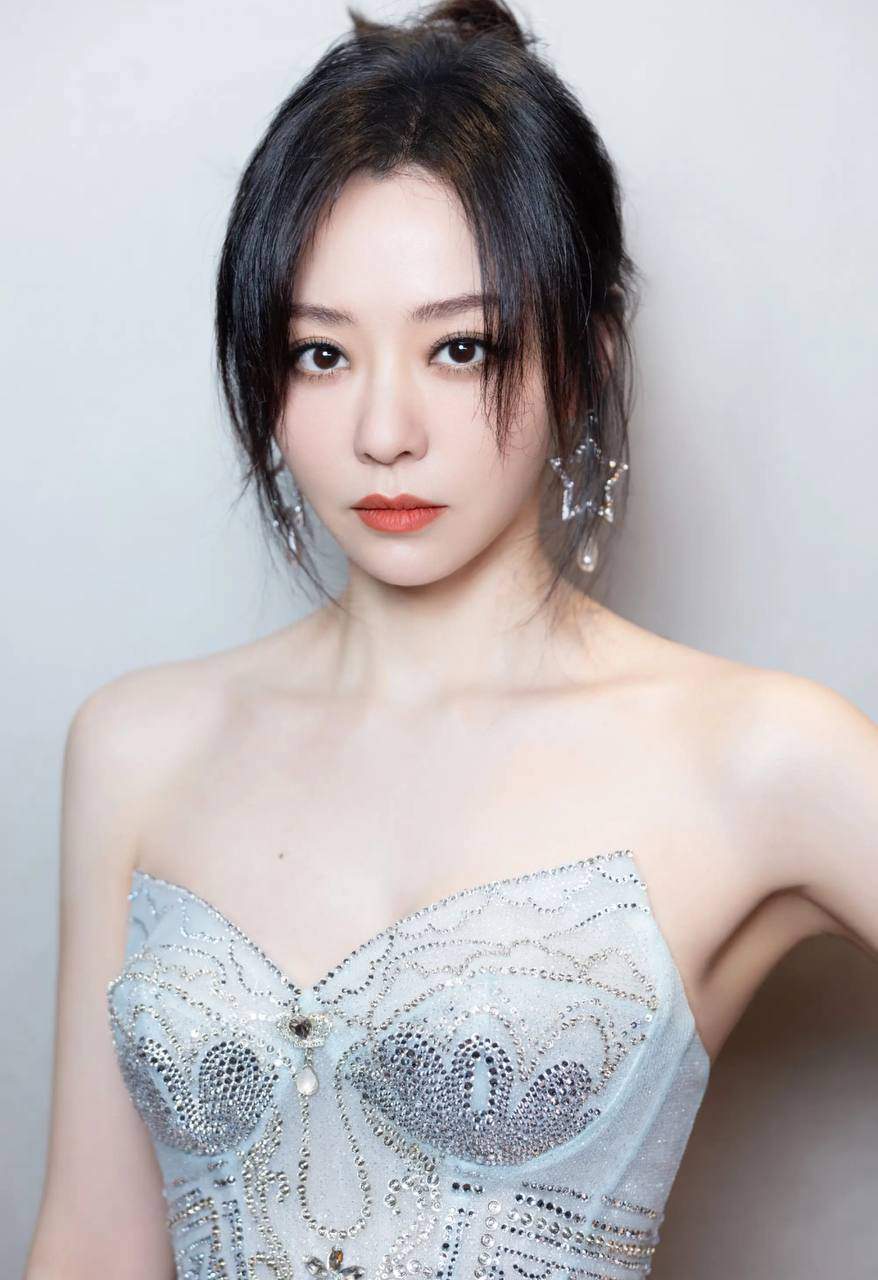乐坛天后私下生活竟是如此狂野 张靓颖逼婚大自己19岁渣男 仙欲妆造刷屏展示性感一面