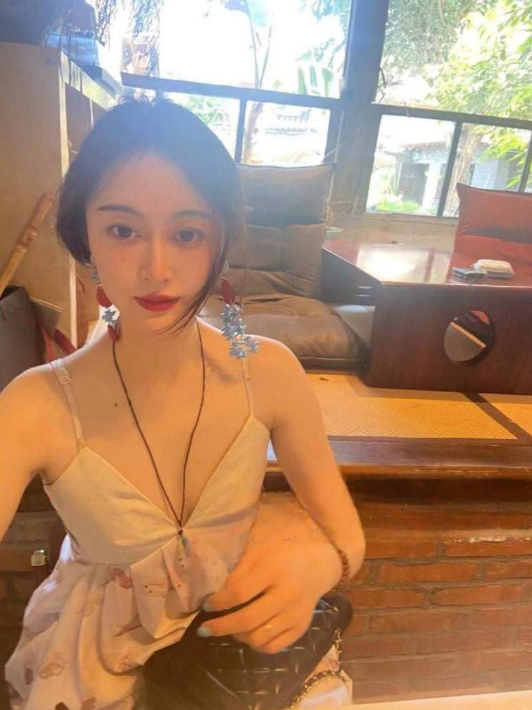 揭秘河北艺术职业学院校花王丽莎的双面人生 白天清纯可爱的她 夜晚反差宛如魅魔