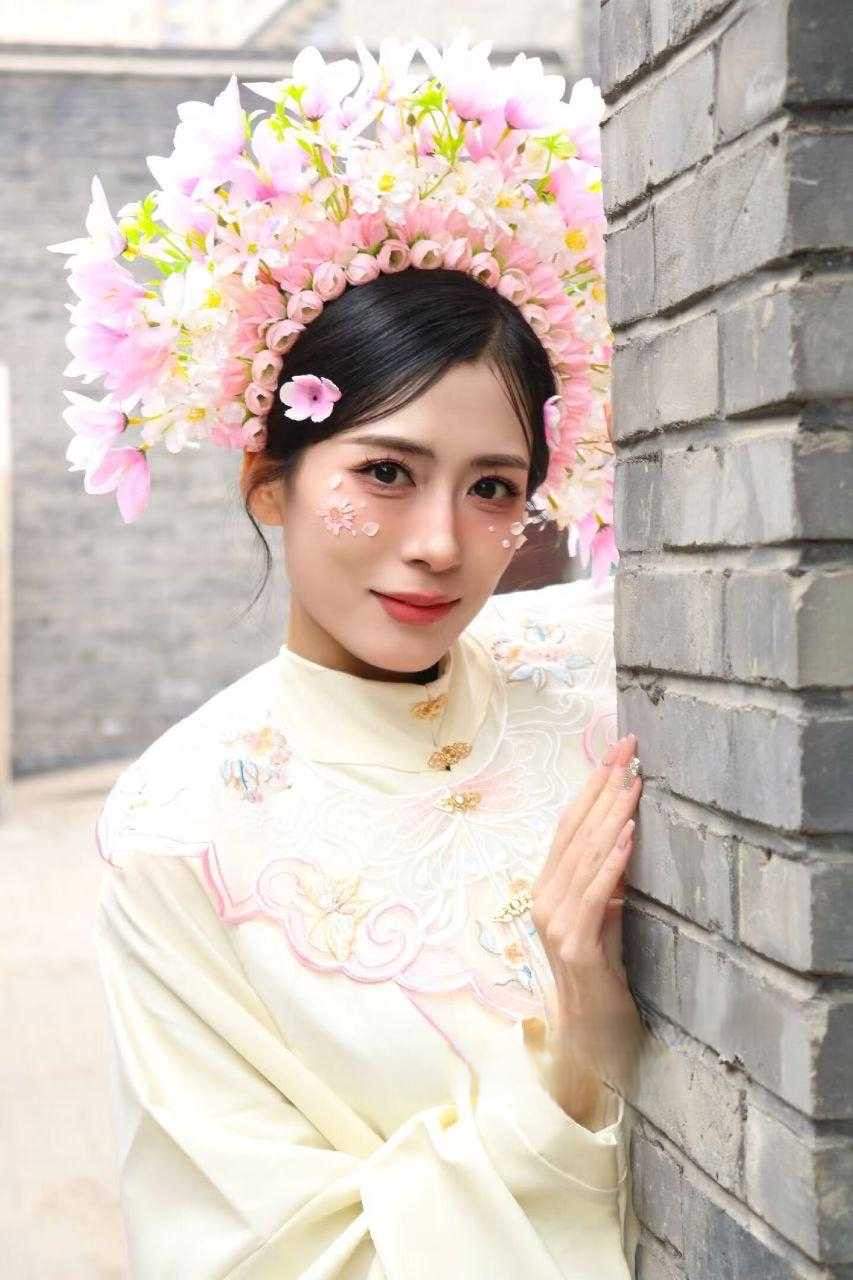 表面高冷内心淫荡 揉胸抠穴直播卖肉 辽宁高颜值御姐岳净宸大尺度不雅视频流出