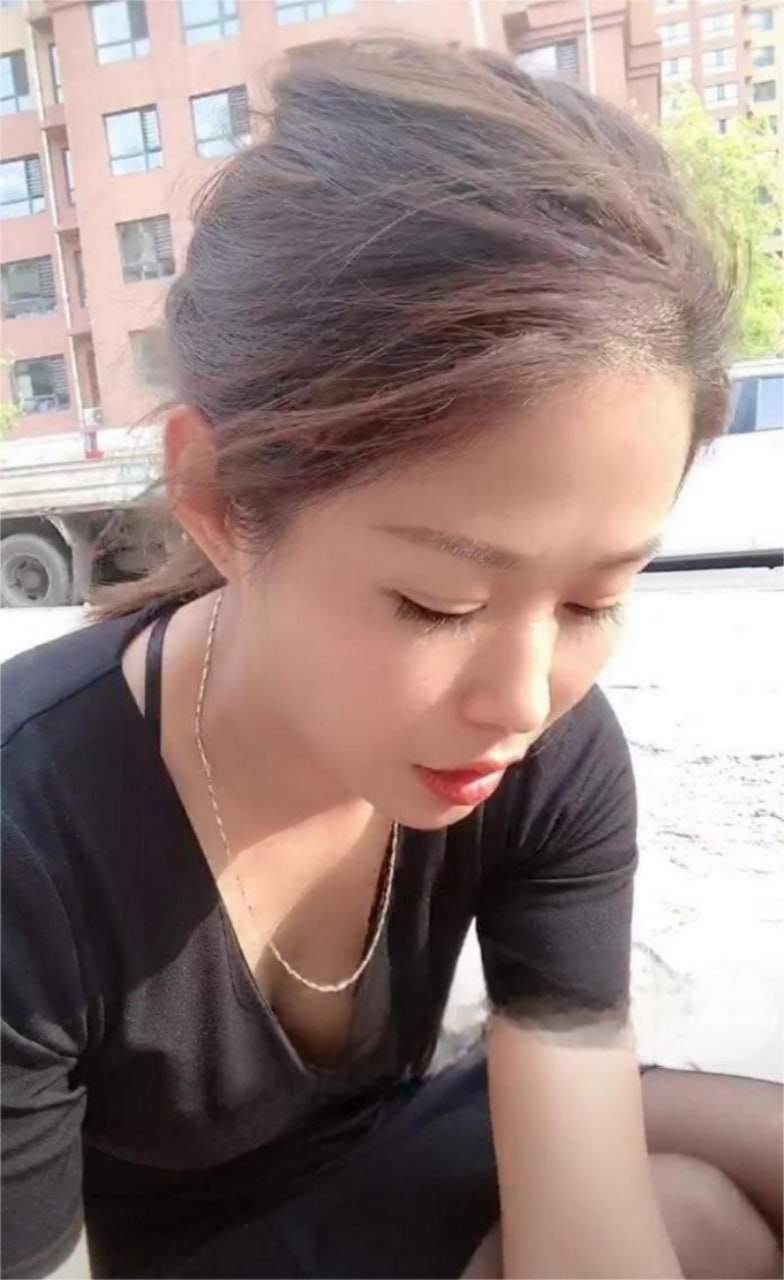 知名少妇身材火辣十分淫荡 全裸献媚炮友爆扣骚穴 东北极品人妻春妹自慰视频流出