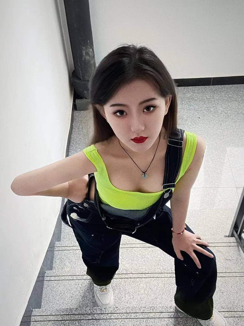 风骚女友全裸与男友爽玩69 近距离摸奶揉逼一睹淫荡模样 山东聊城模特栾静茹居家性爱流出