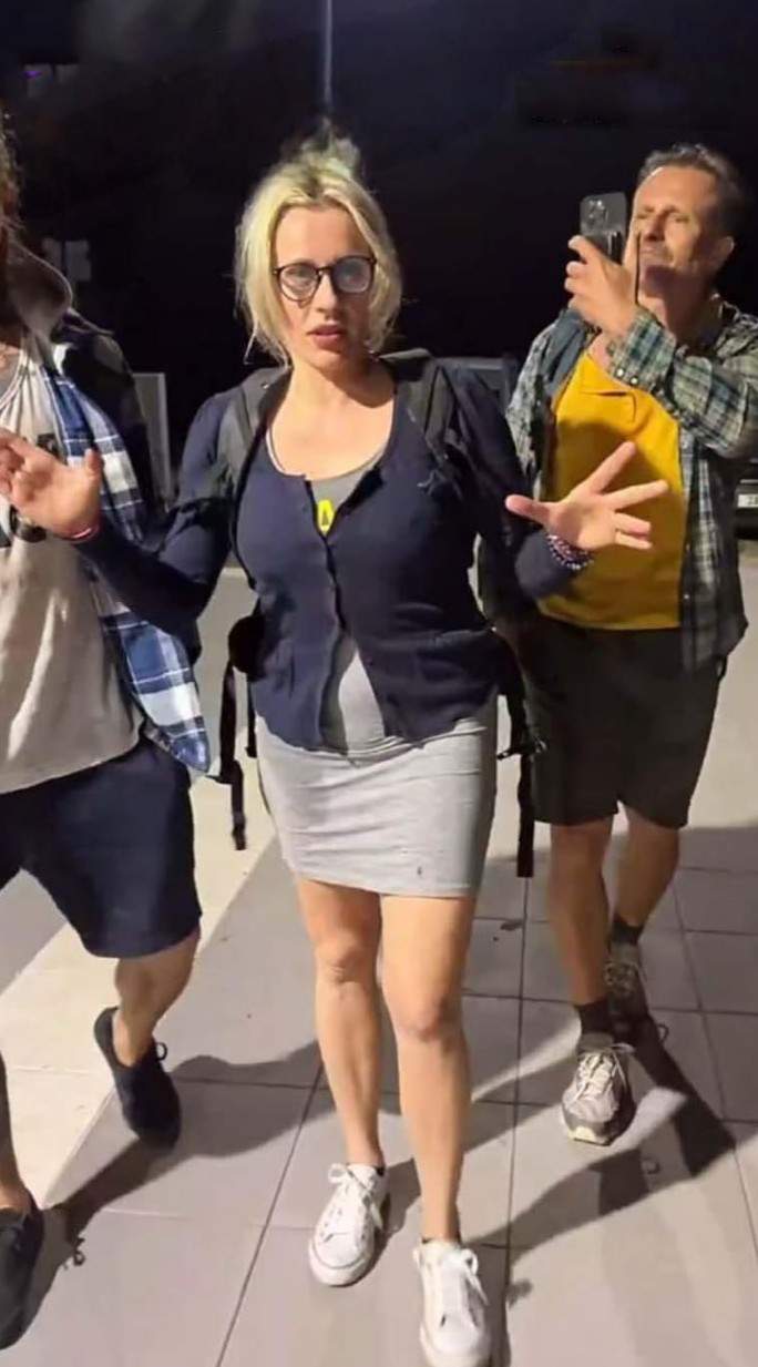 欧美知名淫乱小屋开张便是王炸 各种变态群P画面让人大吃一惊 回归原始性交暴力蹂躏巨乳小穴
