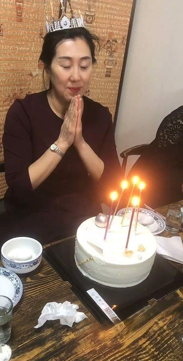 黑龙江宝清42岁风骚熟女刘思媛 换装黑丝诱惑女婿与其同伴群P激战 骚浪叫床声回荡整间房屋