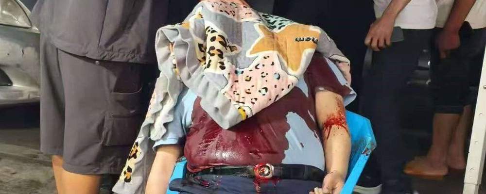 武汉黑势力头目杜锋父子烧烤摊遇袭 四枪毙命
